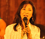 井上久子(Mc/Vo)
